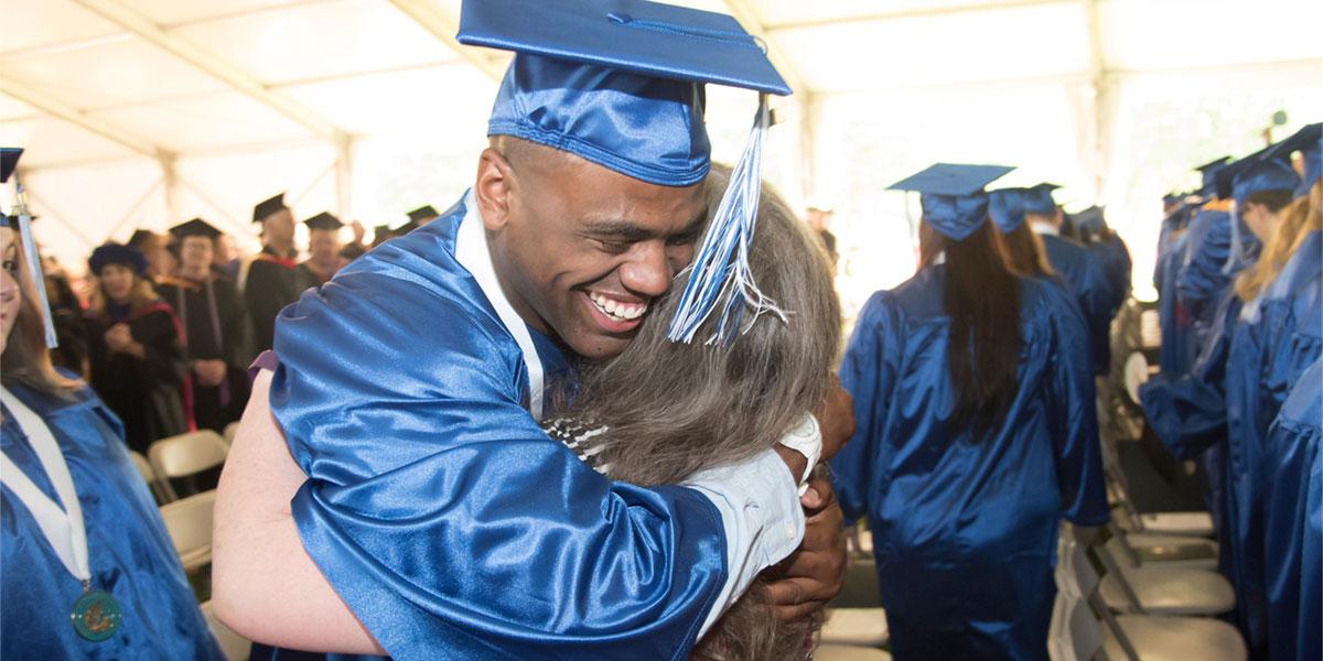 AACC毕业生拥抱他的妈妈.