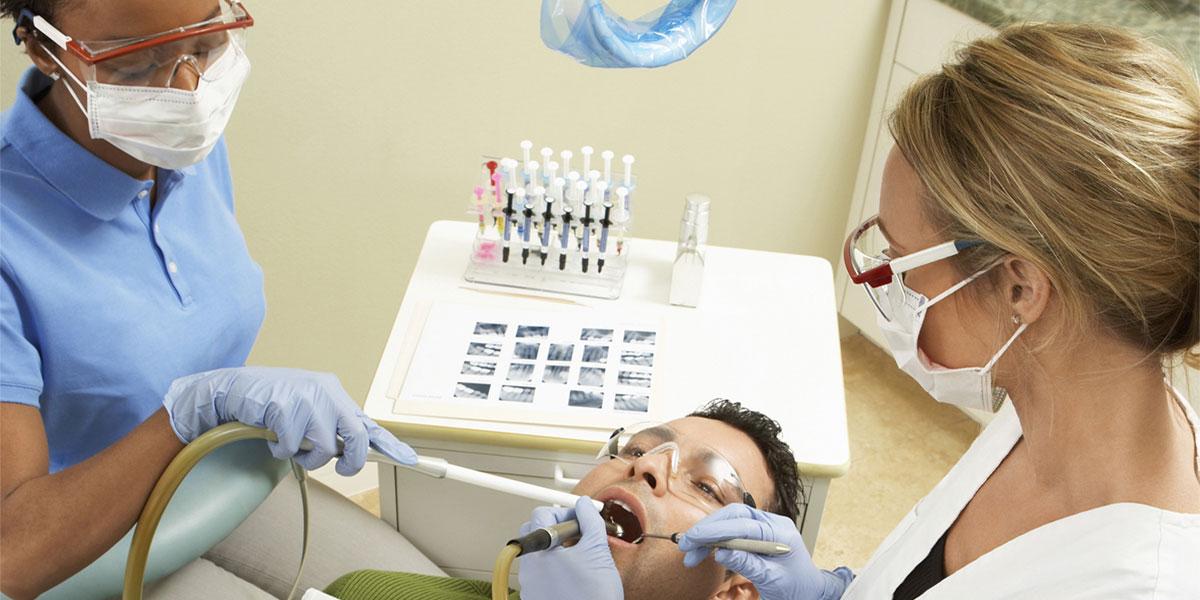 牙医和牙医助理与病人 